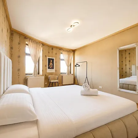 Luxurious With A View In The Old - Apartment